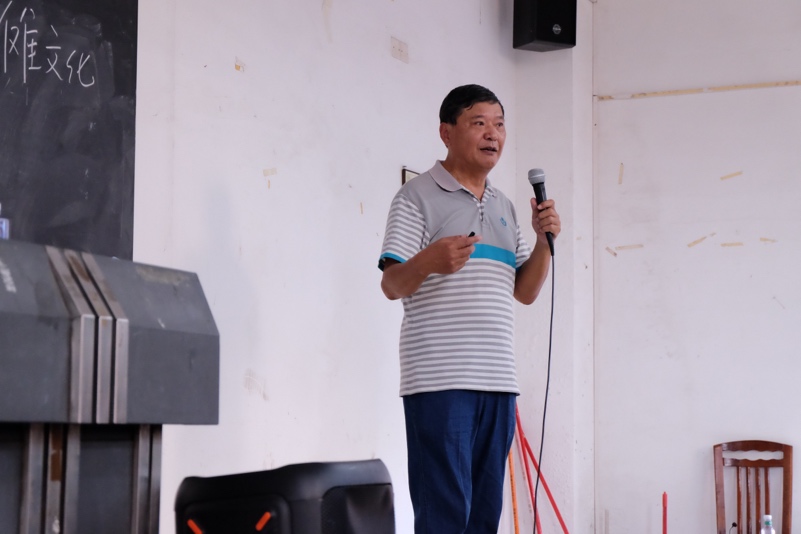 图片包含 人, 男人, 女人, 站

描述已自动生成