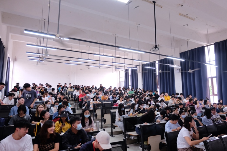 大厅里的人群

描述已自动生成