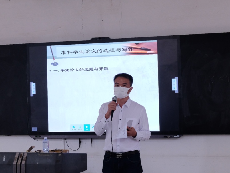 男人站在电视前

中度可信度描述已自动生成