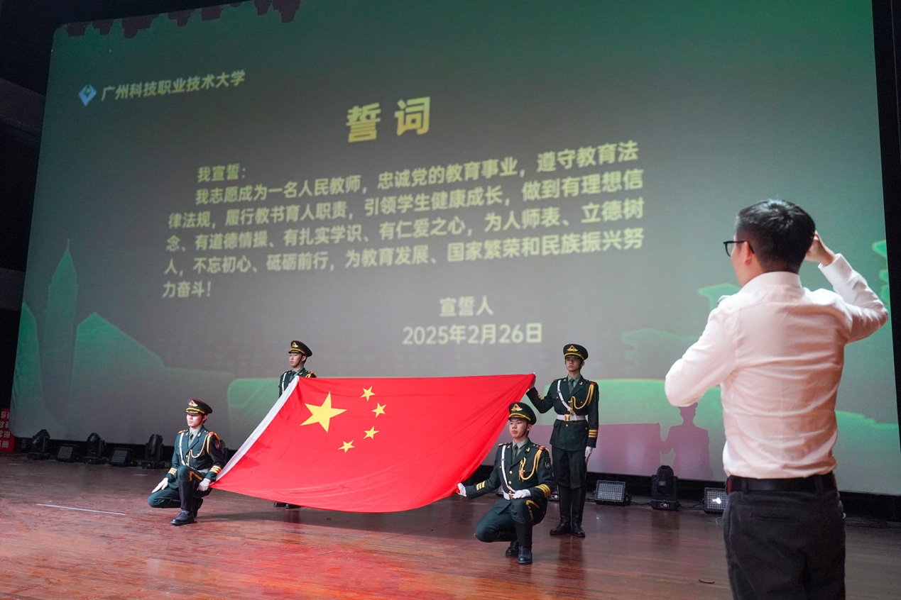 男人和女人在跳舞&#xA;&#xA;中度可信度描述已自动生成