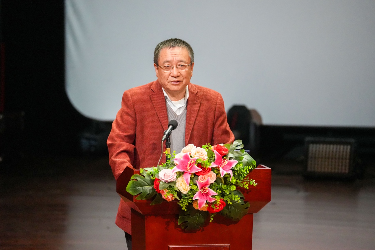 人戴着花&#xA;&#xA;描述已自动生成