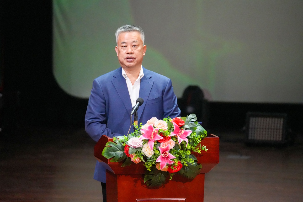 人站在花前&#xA;&#xA;描述已自动生成