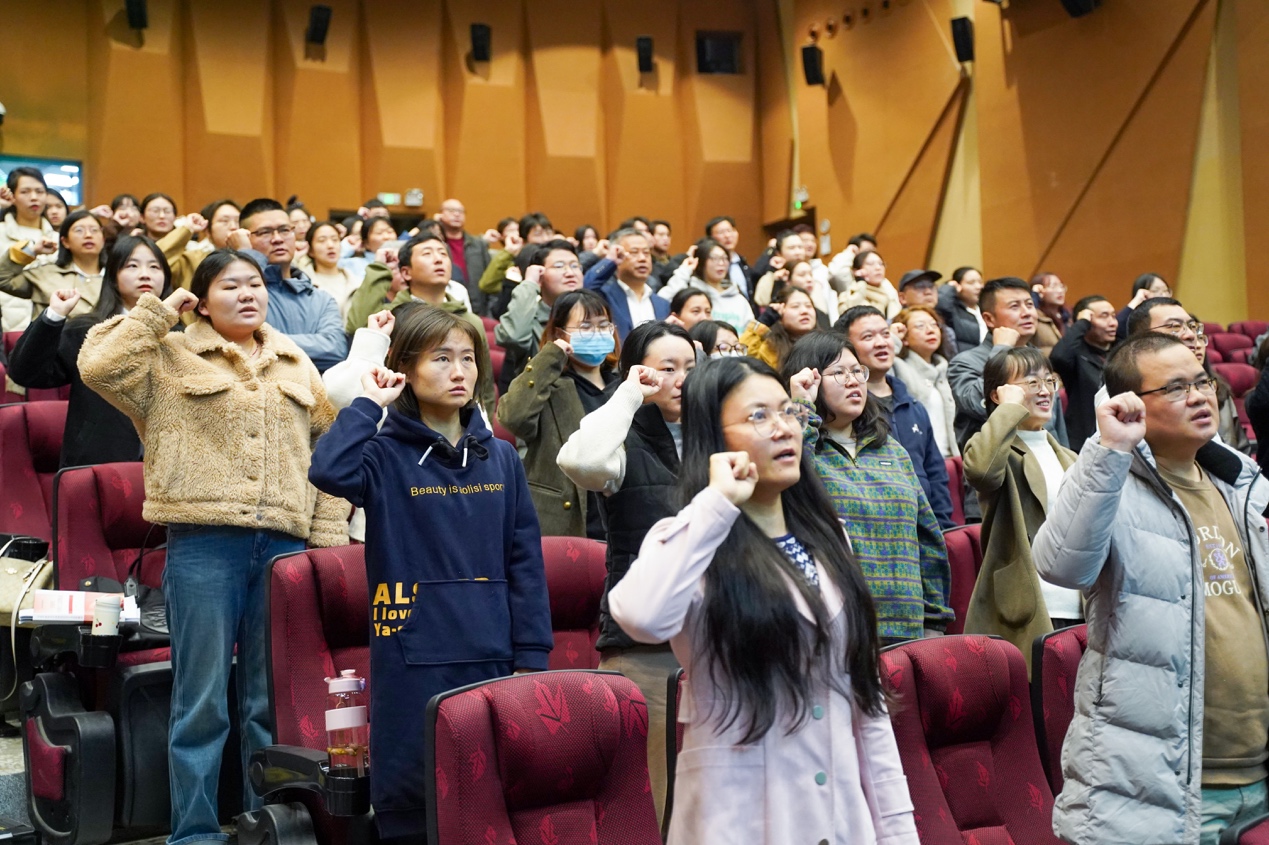 礼堂里有许多人&#xA;&#xA;描述已自动生成