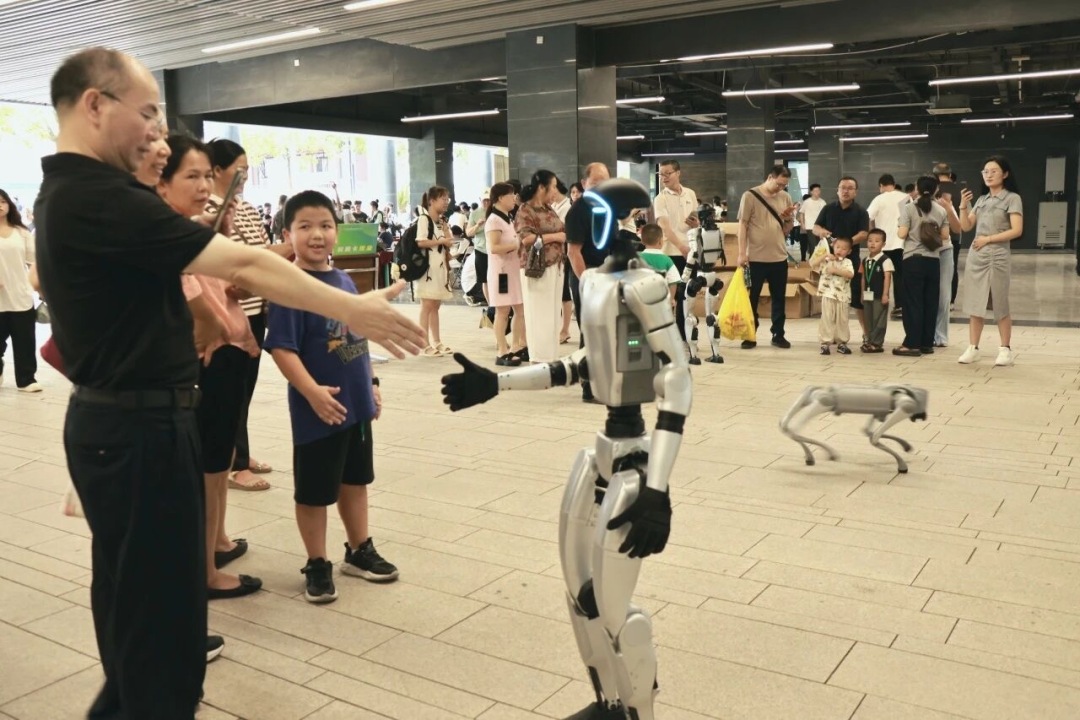 机器人迎新生。校方供图