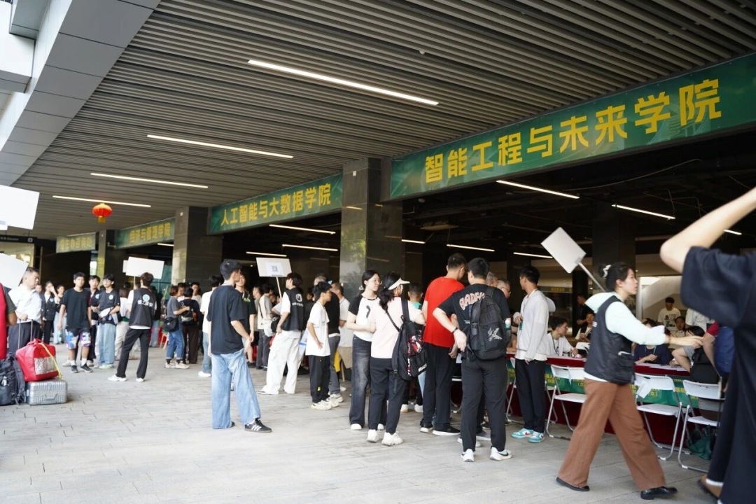 新生报到现场。校方供图