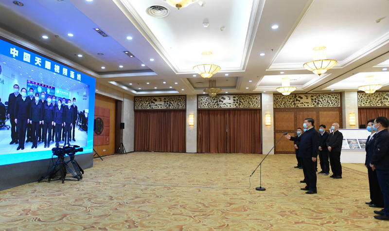 2月3日至5日,中共中央总书记、国家主席、中央军委主席习近平来到贵州考察调研,看望慰问各族干部群众,向全国各族人民致以美好的新春祝福。这是5日上午,习近平通过视频察看“中国天眼”现场,同总控室的科技工作者代表亲切交流,并向全国广大科技工作者拜年。新华社记者 李学仁 摄