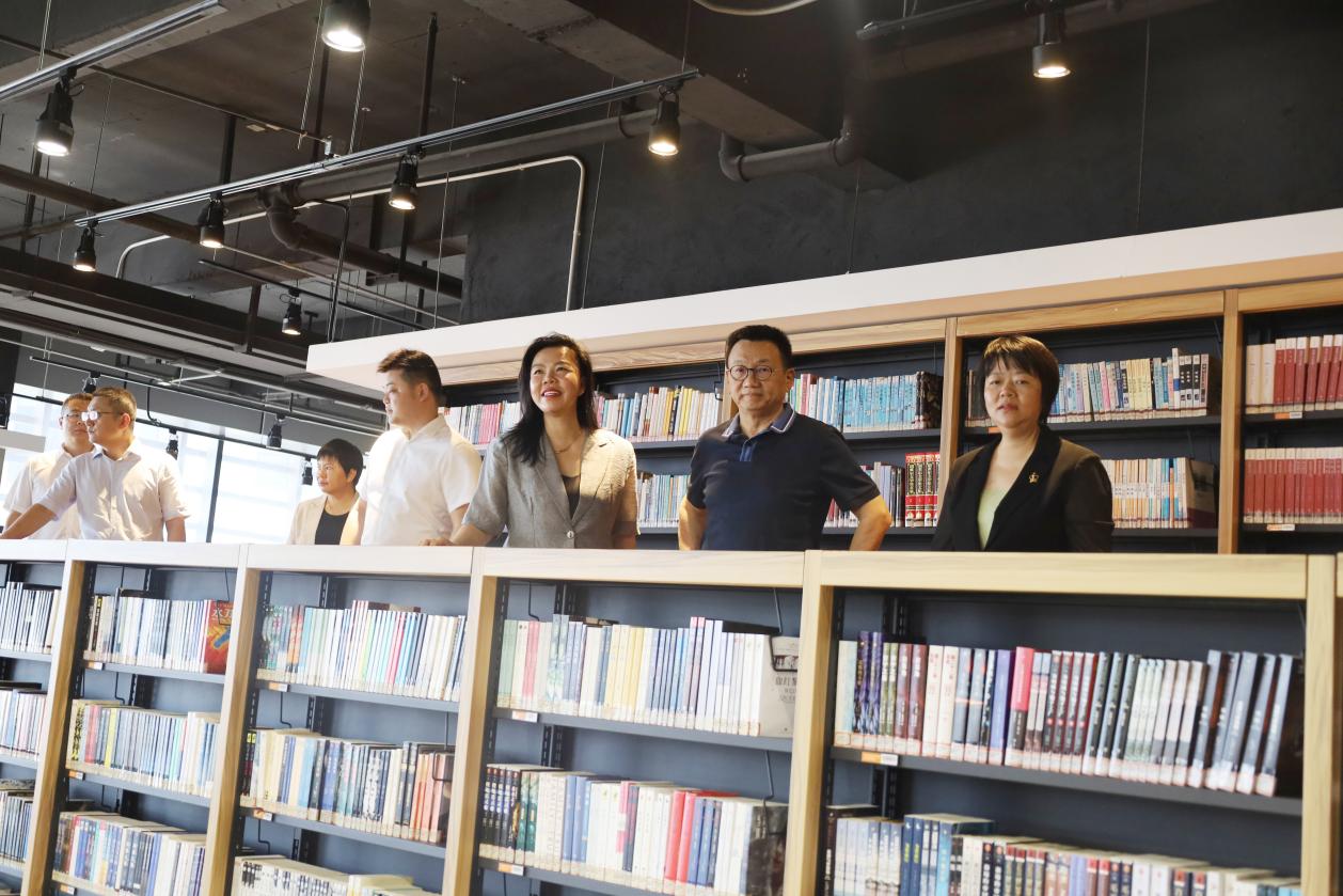 参观学校图书馆