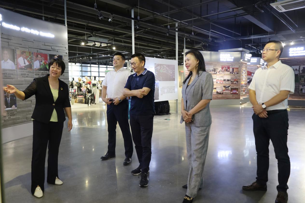 参观学校校史馆