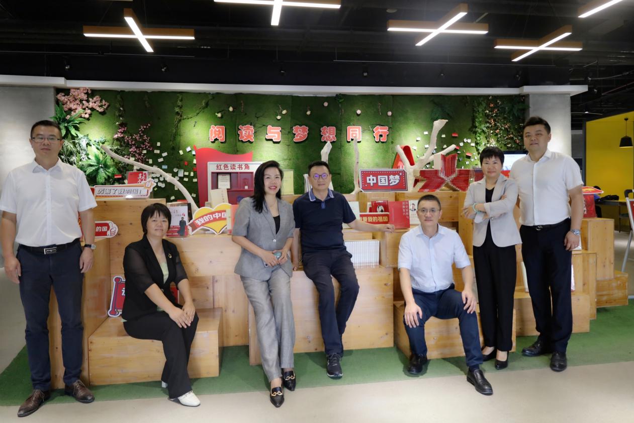 图书馆内合影（2）