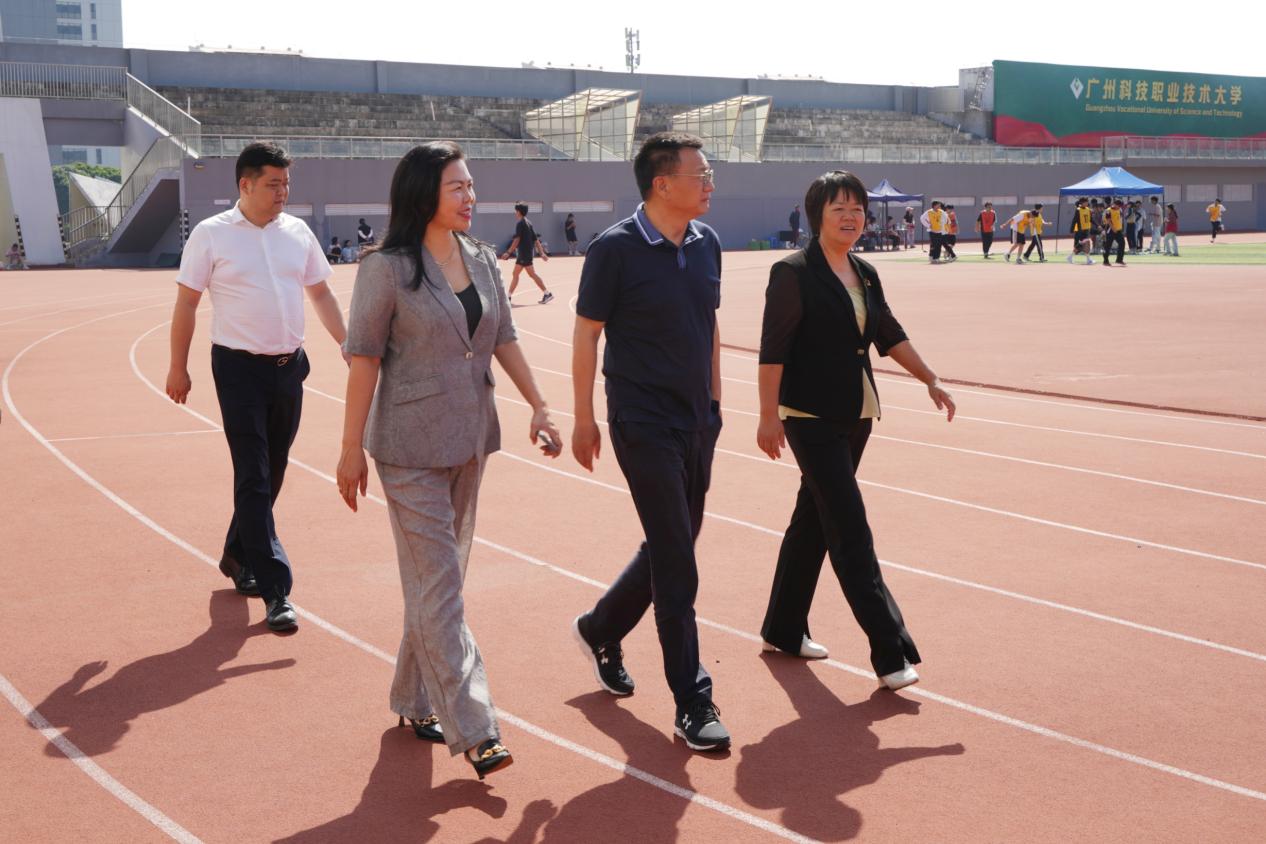 参观学校体育中心