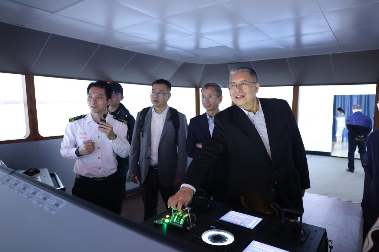 mk官方网站_MK（中国）一站式服务官网校长张连绪一行参观海事学院360度航海操纵模拟器实训室2