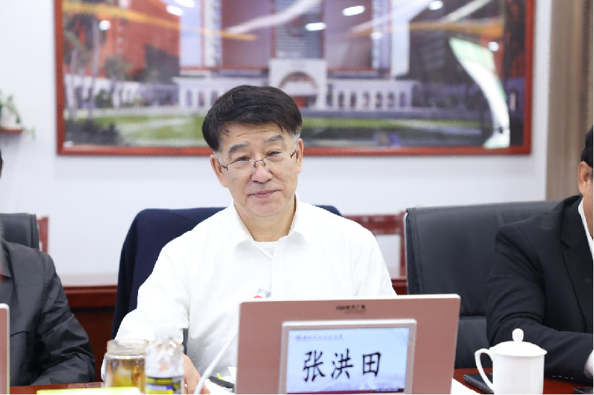 海南科技职业大学校长张洪田主持座谈会
