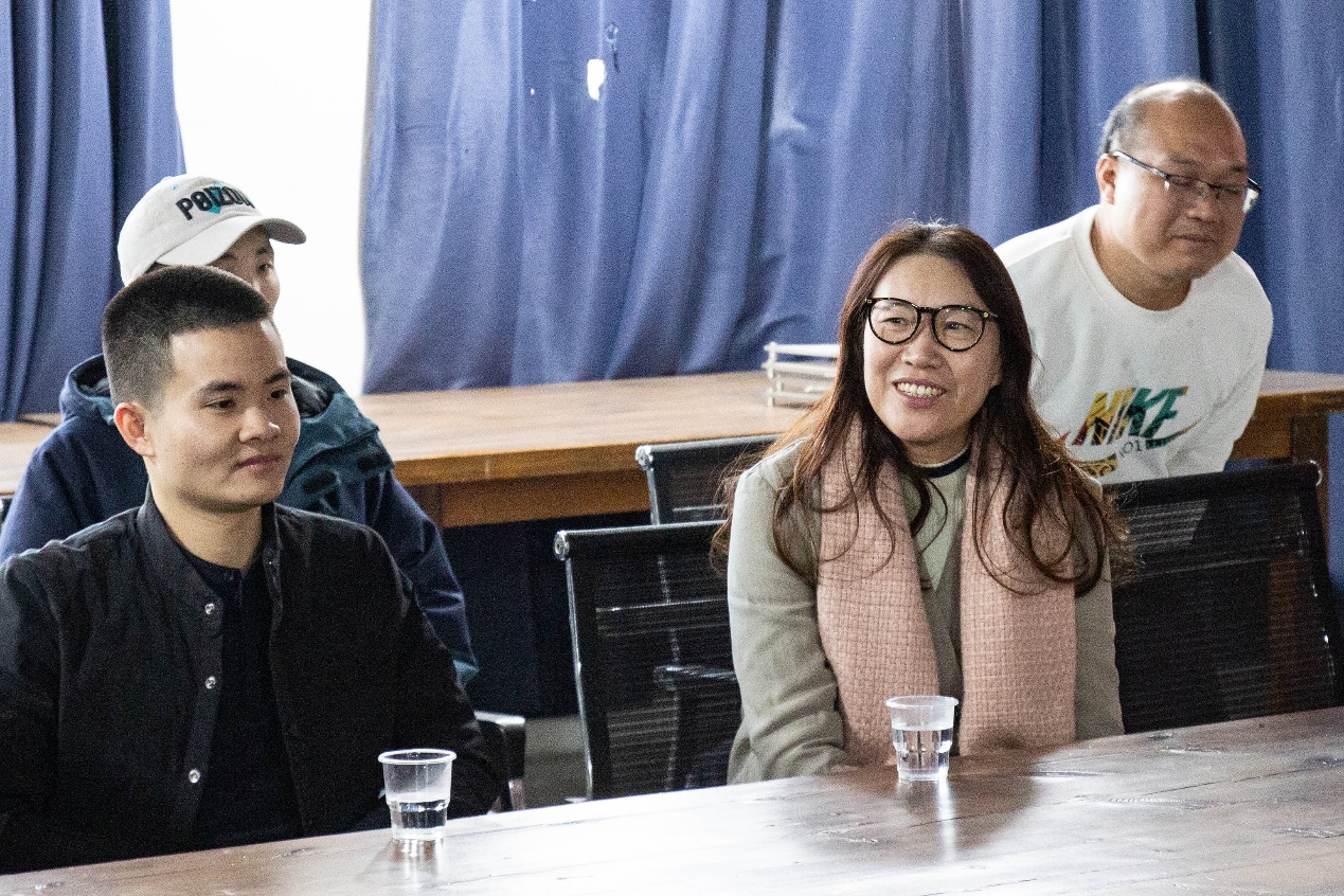 图片包含 人, 桌子, 窗帘, 室内&#xA;&#xA;描述已自动生成