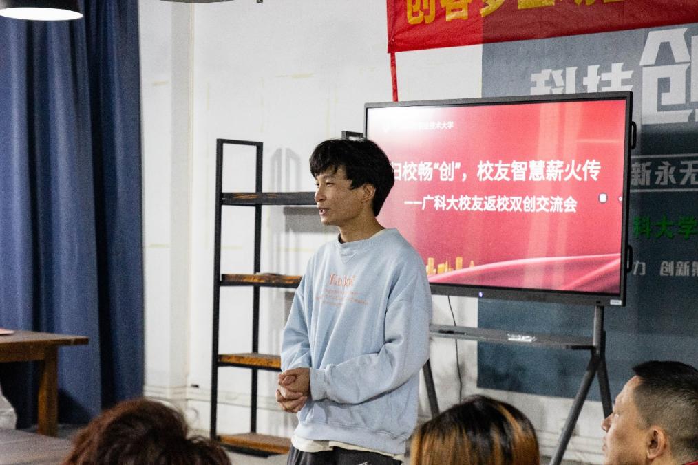 人们在看台上的人倒一边的照片&#xA;&#xA;中度可信度描述已自动生成