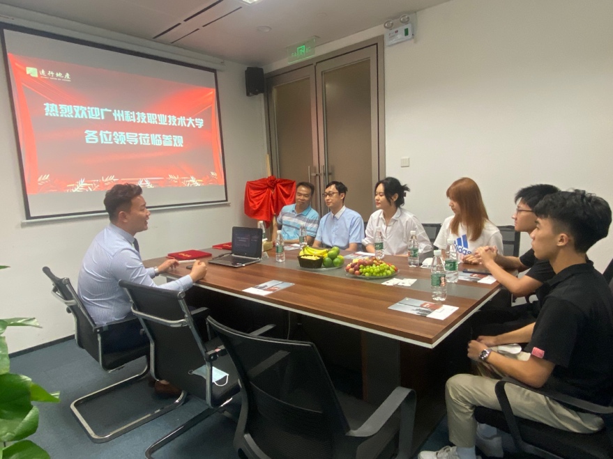 会议室里的人们
描述已自动生成