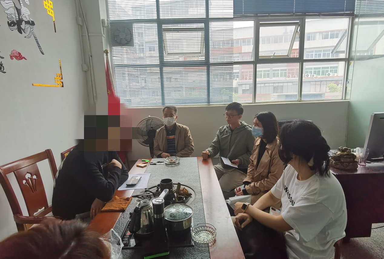 一群人坐在桌子前
描述已自动生成