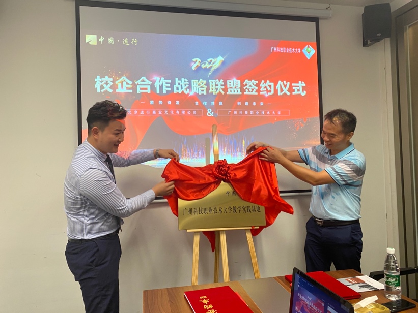 图片包含 人, 室内, 男人, 桌子
描述已自动生成