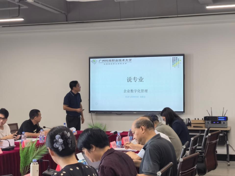 会议室里的人们

AI 生成的内容可能不正确。