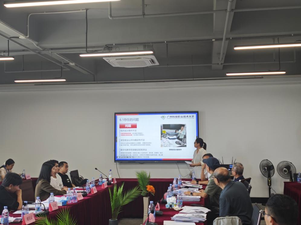 会议室里的人们

AI 生成的内容可能不正确。