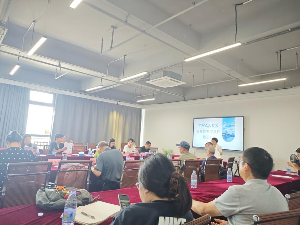 会议室里的人们

AI 生成的内容可能不正确。