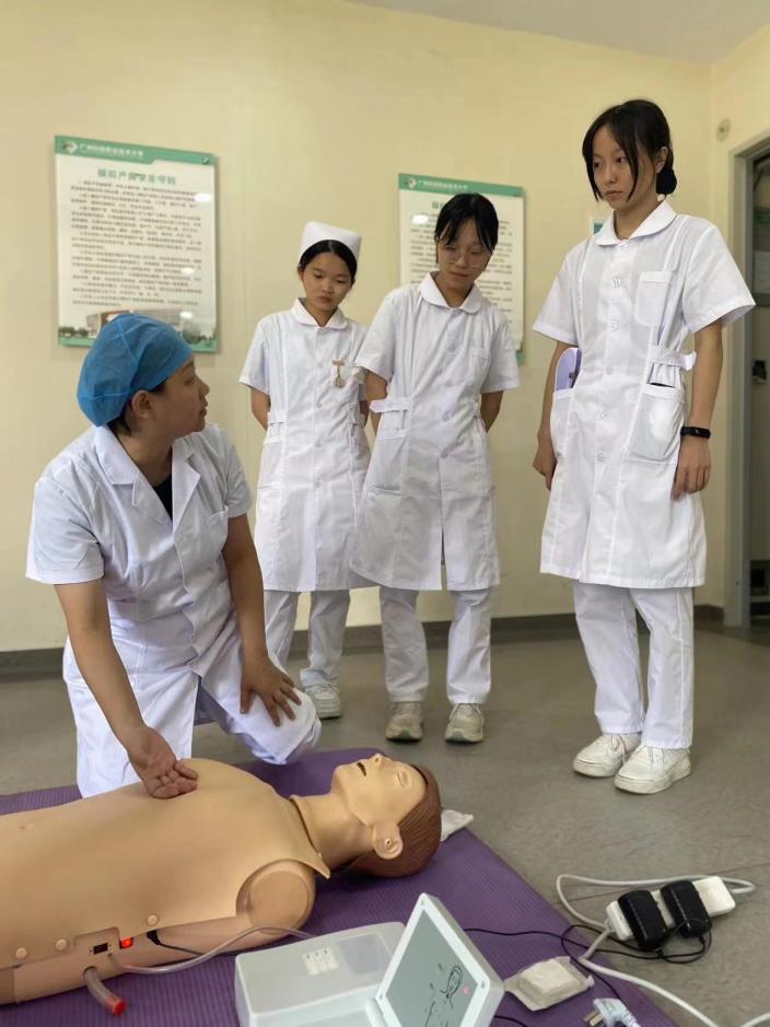 一群人在房间里低可信度描述已自动生成 一群人在房间里低可信度描述已自动生成