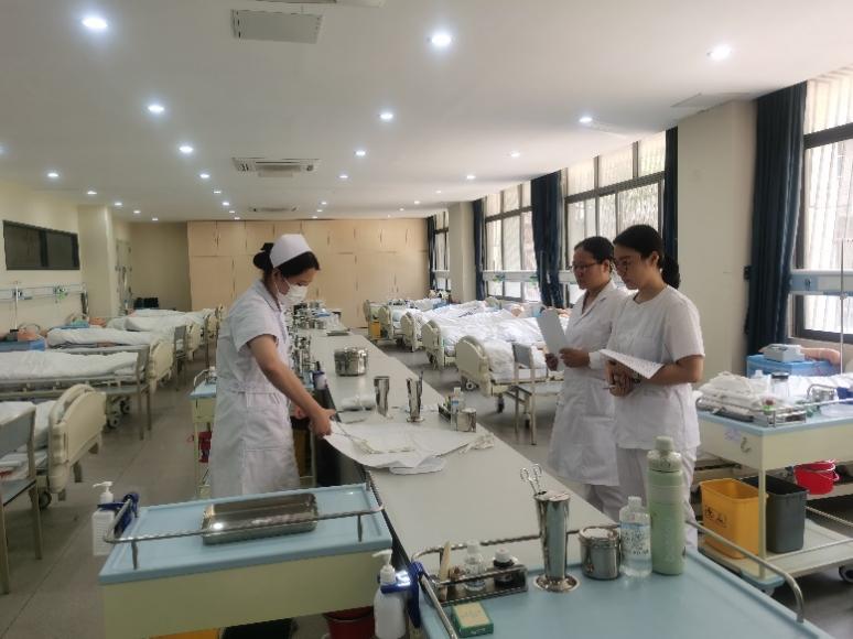 一些人在厨房里描述已自动生成 一些人在厨房里描述已自动生成