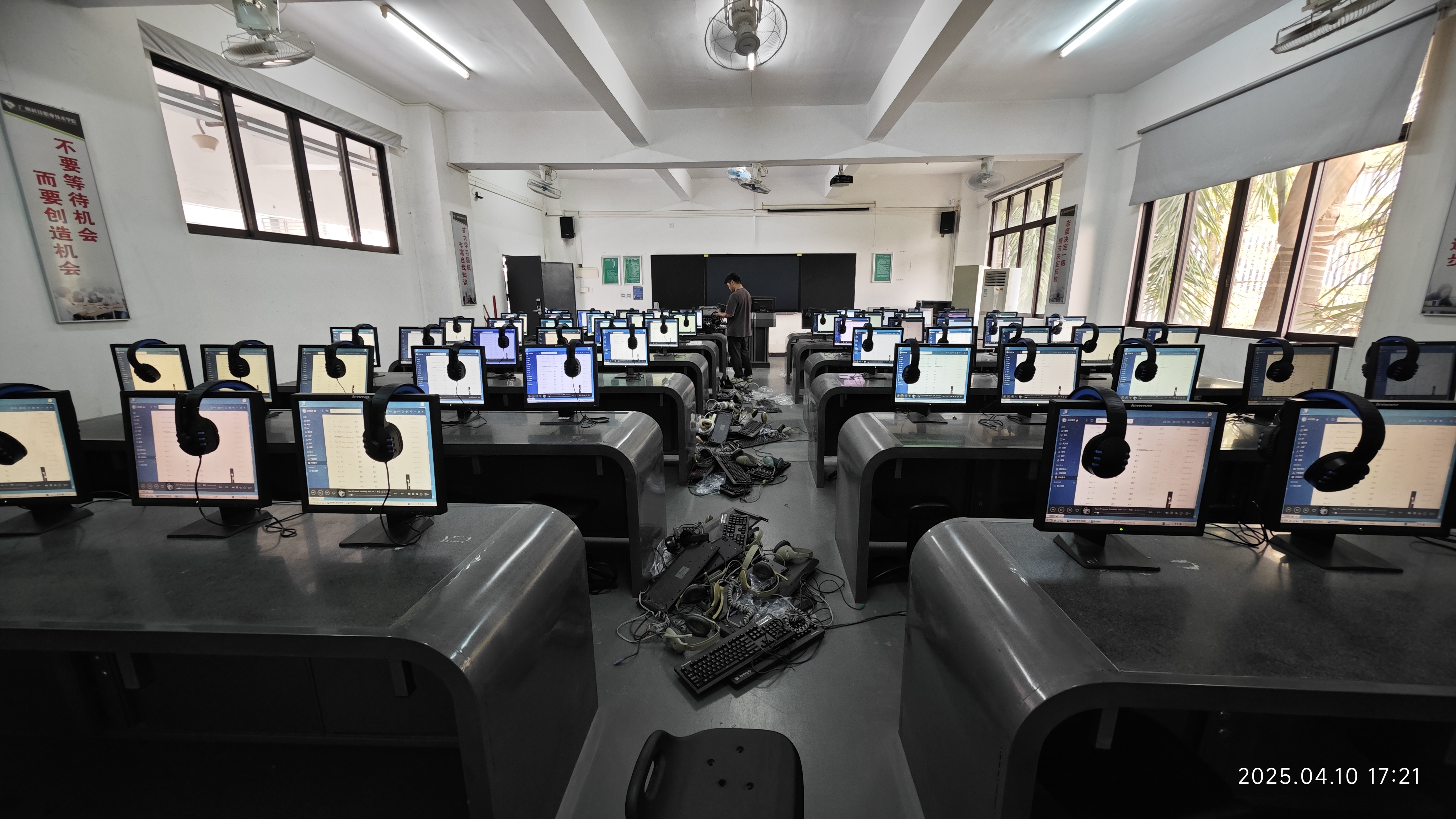 修语音室1.jpg 修语音室1.jpg