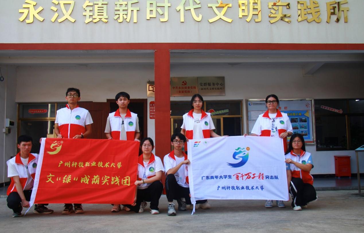 图片包含 人, 男人, 橙子, 女人&#xA;&#xA;描述已自动生成