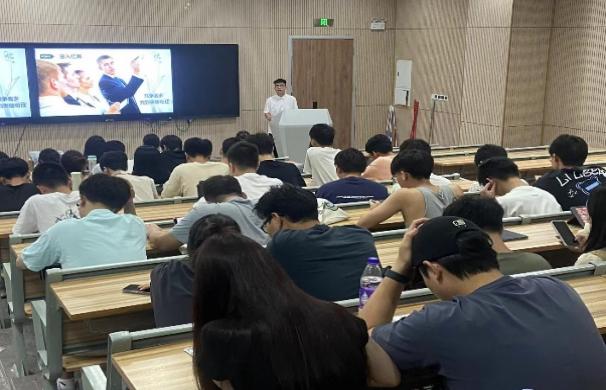 一群人正在听演讲  描述已自动生成