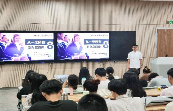 一群人正在听演讲  描述已自动生成