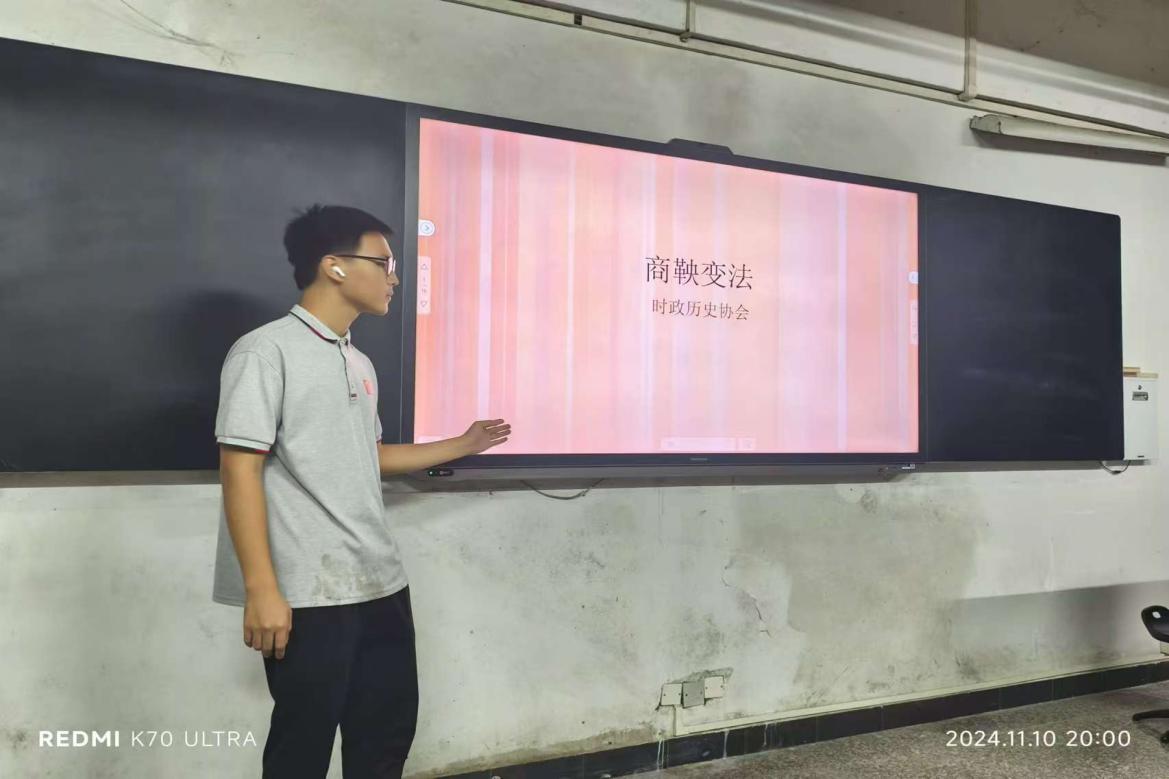 男人站在墙边中度可信度描述已自动生成