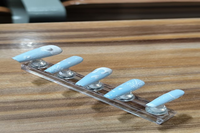 图片包含 室内, 桌子, 小, 板子AI 生成的内容可能不正确。 图片包含 室内, 桌子, 小, 板子AI 生成的内容可能不正确。