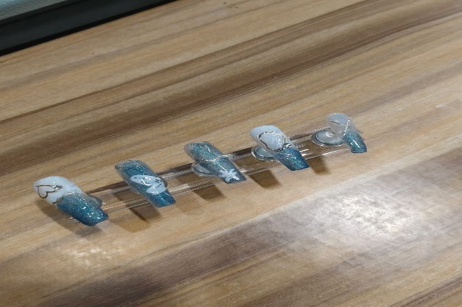 图片包含 室内, 建筑, 桌子, 木AI 生成的内容可能不正确。