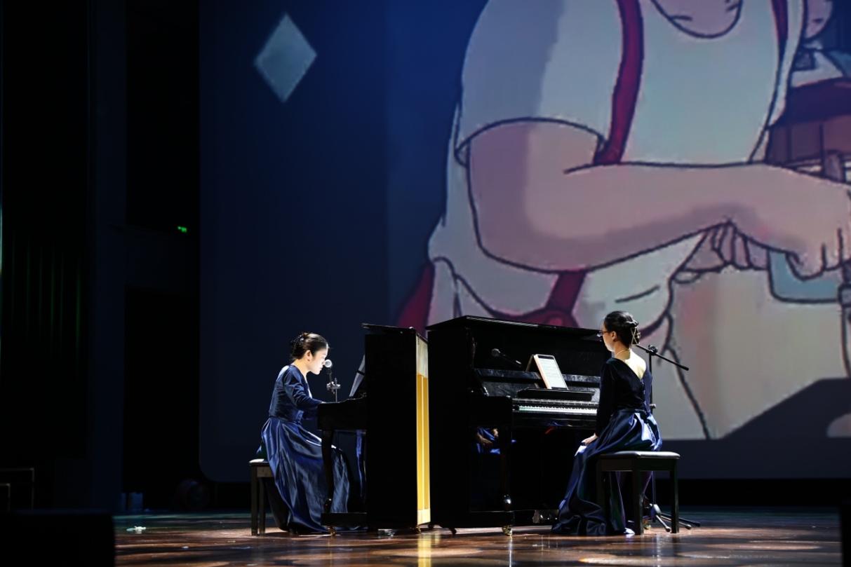 人们在看台上的人在电视前
低可信度描述已自动生成