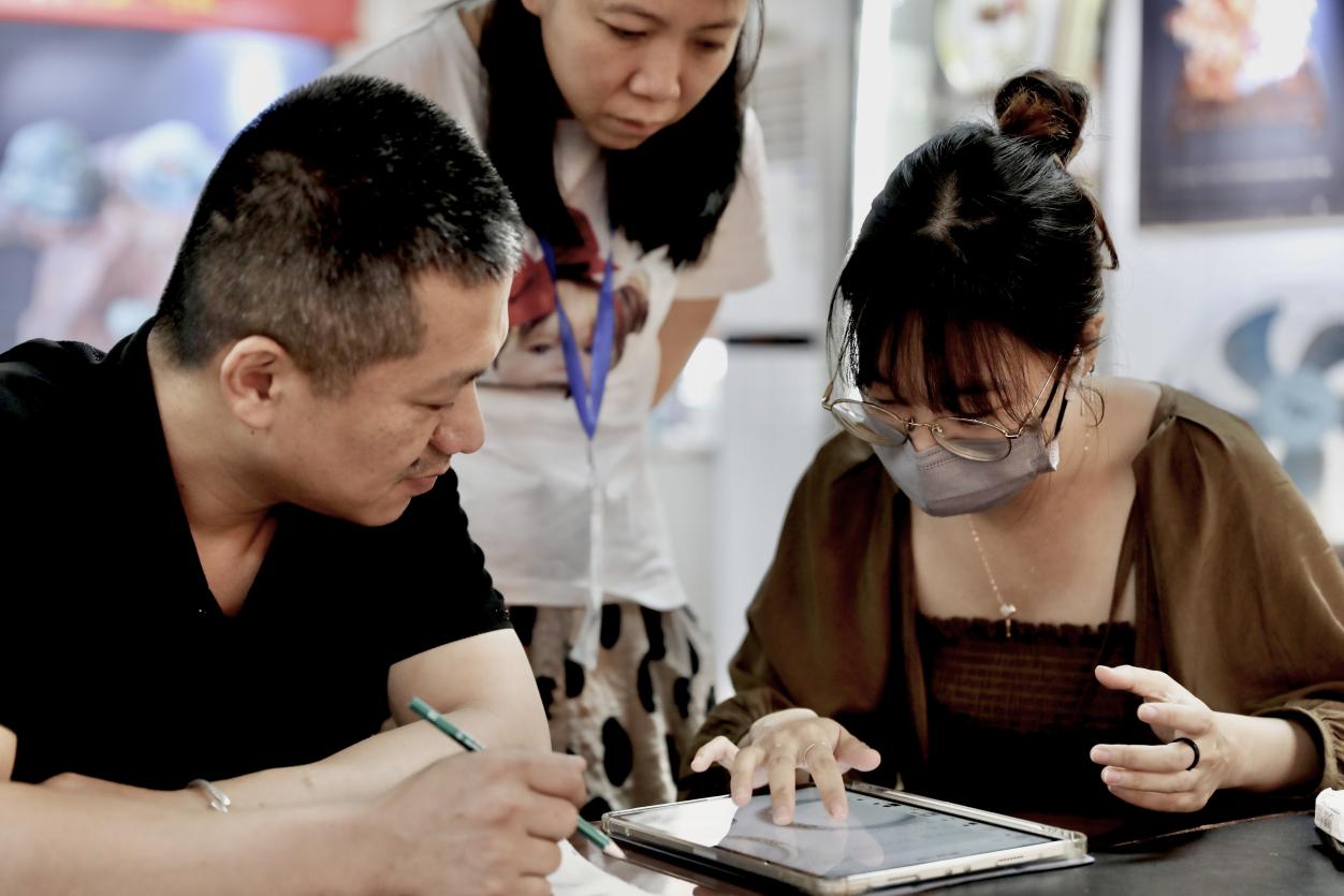 08与刘庆峰大师交流玉雕工艺 08与刘庆峰大师交流玉雕工艺