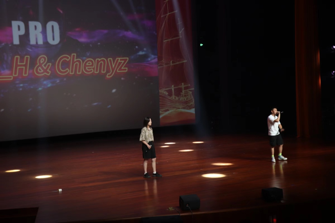 图片包含 运动, 体育, 播放, 走
描述已自动生成