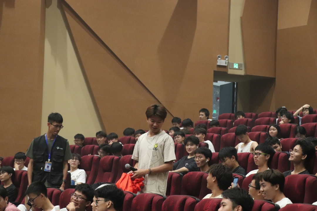 礼堂里有许多人
描述已自动生成