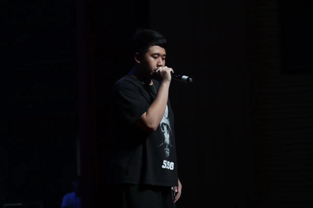 图片包含 人, 手机, 电话, 年轻
描述已自动生成