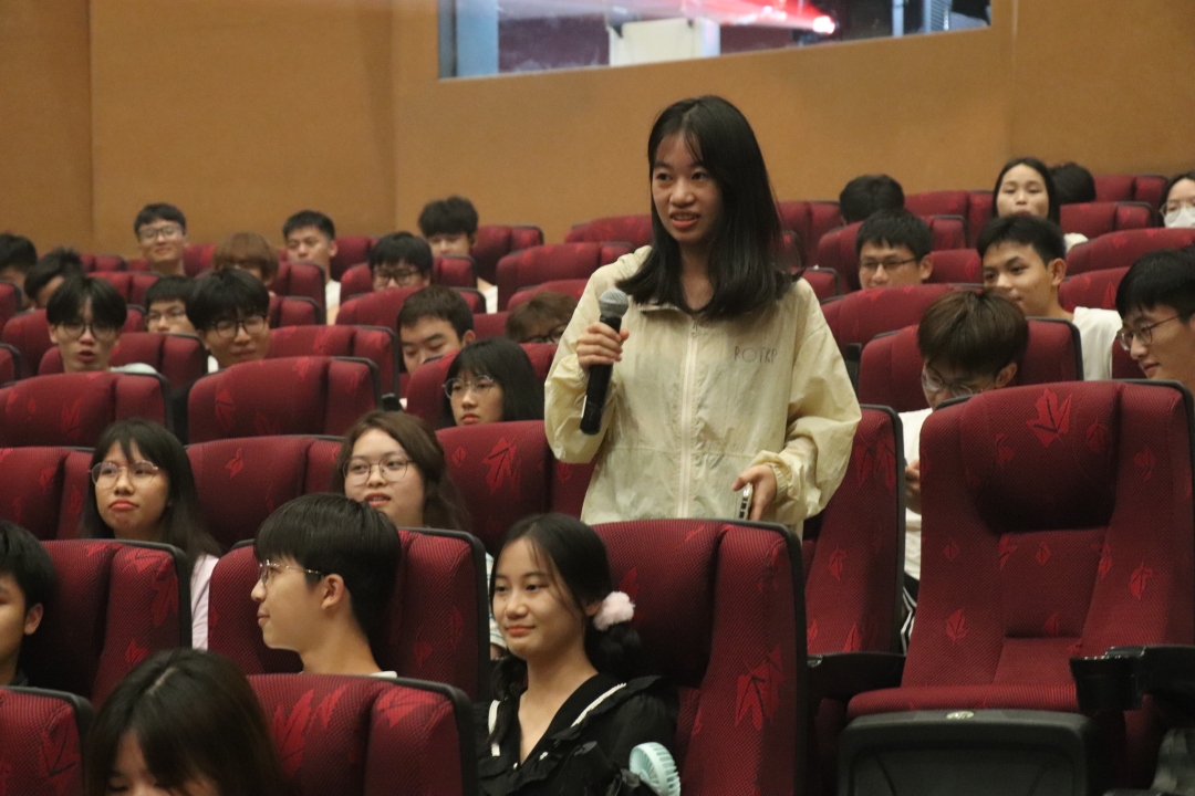 会议室里的人们
描述已自动生成