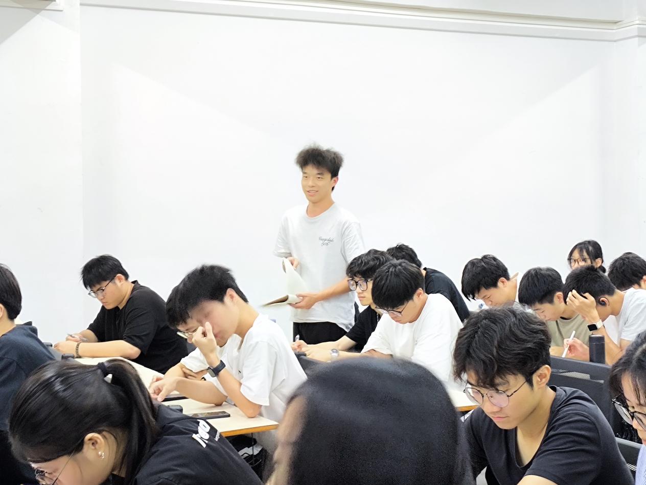 H:/25党课理论学习班/理论学习班照片/第五讲/IMG_20250427_213013.jpgIMG_20250427_213013