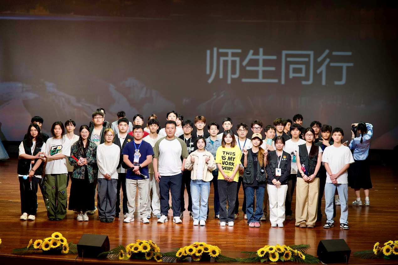 一群人站在台上

AI 生成的内容可能不正确。