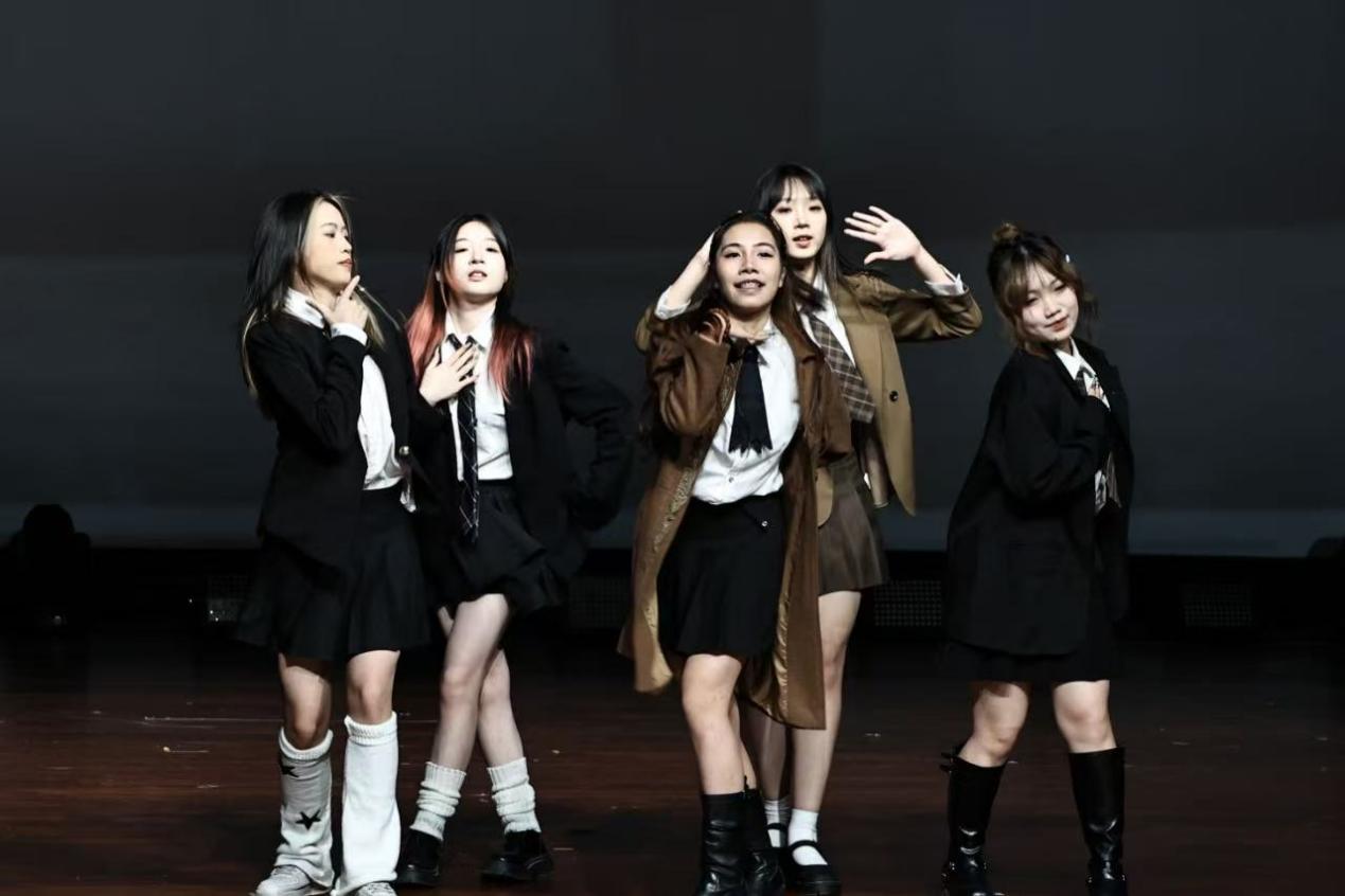 女人们站在一起

AI 生成的内容可能不正确。