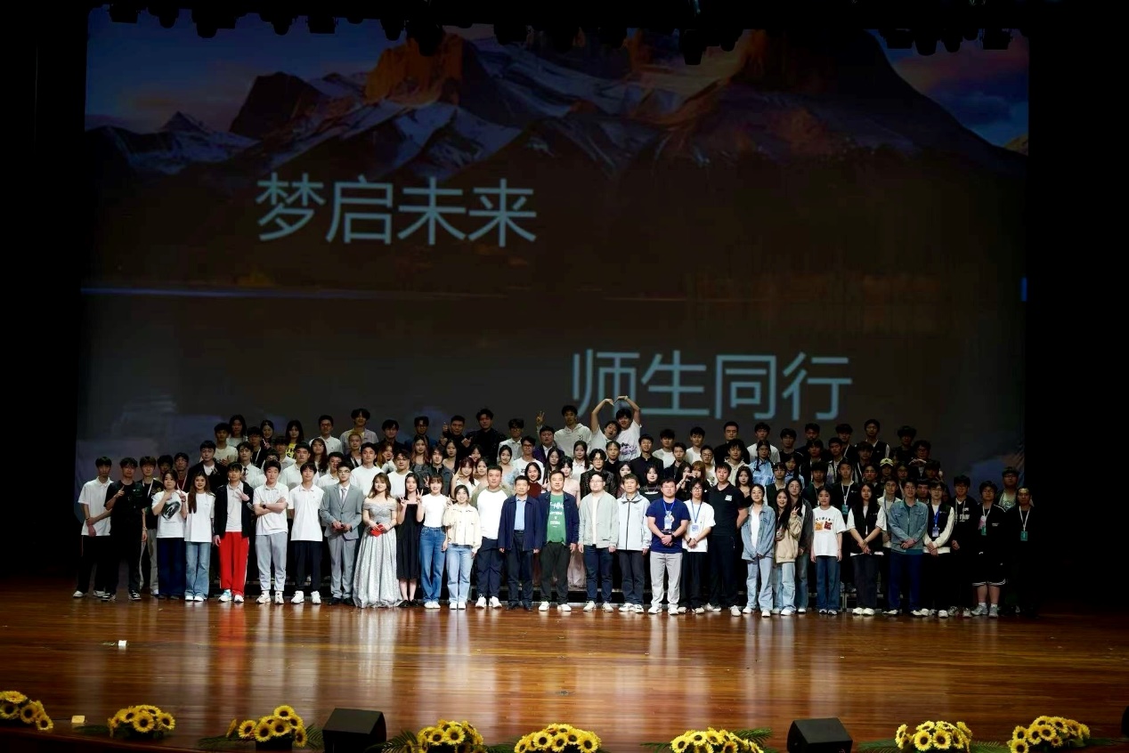 一群人站在台上

AI 生成的内容可能不正确。